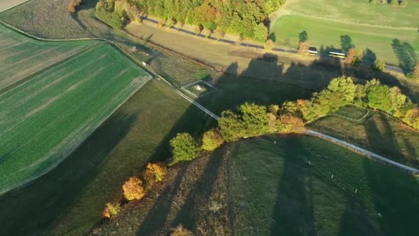 農業および森林に覆われた地域 空撮を通る道路 — ストック動画