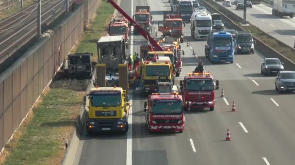 ラウンハイム ドイツ 2018 事故クリアランス トラック事故とドイツ高速道路 Wiesbadener クロイツの火の後 バック グラウンドの大規模な交通渋滞で — ストック動画