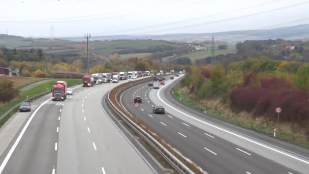 イトシュタイン ドイツ 2018 密な交通およびドイツ高速道路 のトラック はパッサウとオランダの国境を結ぶ強く度々 行かれた高速道路です — ストック動画
