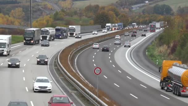 Idstein Duitsland Oktober 2018 Dichte Verkeer Vrachtwagens Duitse Snelweg Een — Stockvideo