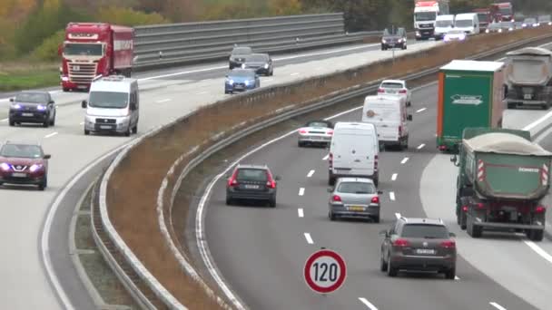 Idstein Niemcy Października 2018 Gęstym Ruchu Ciężarówki Niemieckiej Autostradzie Jest — Wideo stockowe