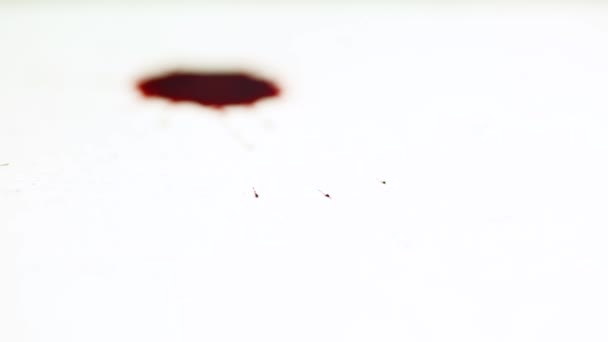 在白纸上的红色滴 — 图库视频影像