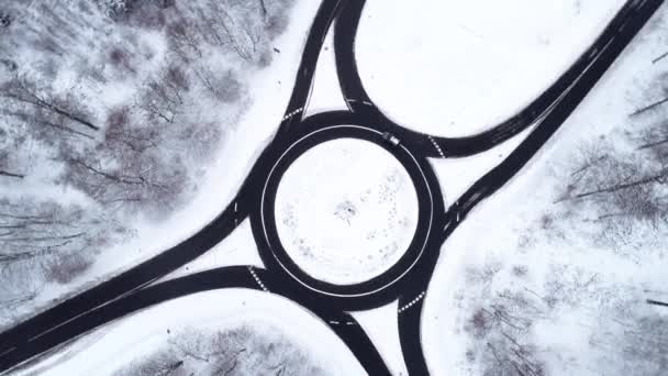 トラフィック サークルと冬の森 航空写真ビューをロード — ストック動画