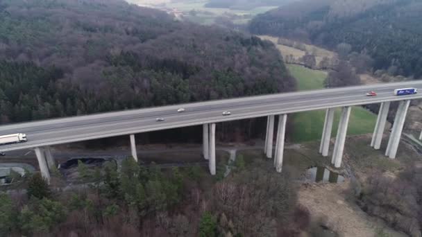 Autobahnbrücke Durch Waldgebiet Luftaufnahme — Stockvideo