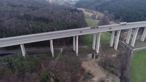 Puente Autopista Través Zona Forestal Vista Aérea — Vídeo de stock
