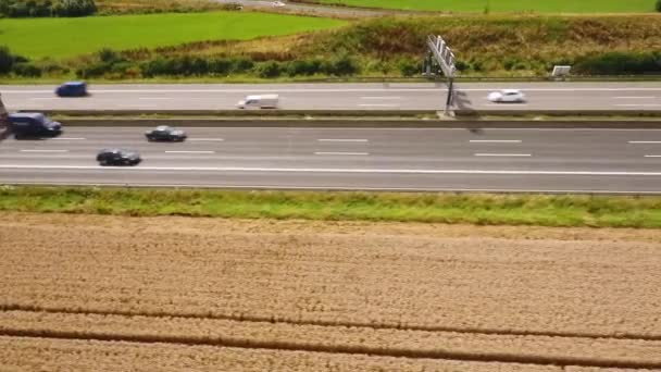 Vista Aérea Tráfego Uma Rodovia Rastreamento Tiro Metragem Drone — Vídeo de Stock