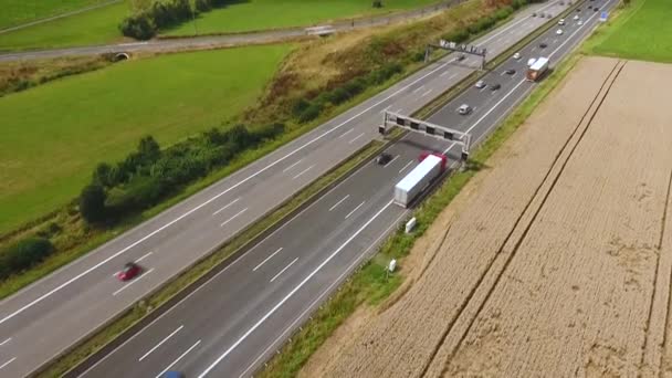 Luftaufnahme Des Verkehrs Auf Einer Autobahn Kamerafahrt Drohnenaufnahmen — Stockvideo