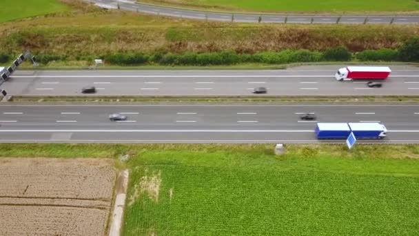 高速道路追跡ショット ドローン映像のトラフィックの空中ビュー — ストック動画