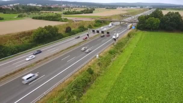 Luchtfoto Van Het Verkeer Een Snelweg Tracking Shot Drone Footage — Stockvideo