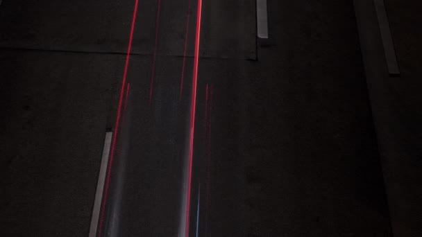 モーションぼやけ頭とテールライトの時間経過 高角度ビュー 夜間の高速道路 — ストック動画