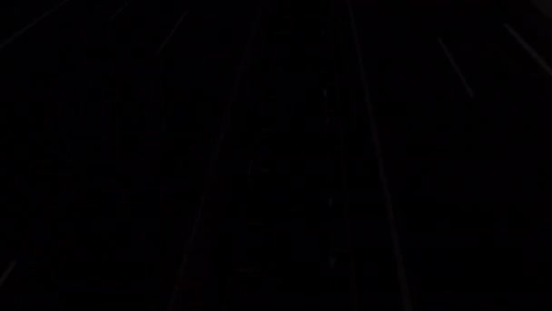 モーションぼやけ頭とテールライトの時間経過 高角度ビュー 夜間の高速道路 — ストック動画