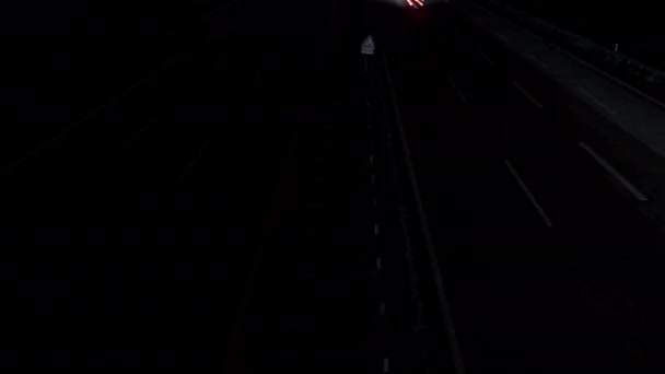 运动时间推移模糊头灯和尾灯 高角度视图 夜间高速公路 — 图库视频影像