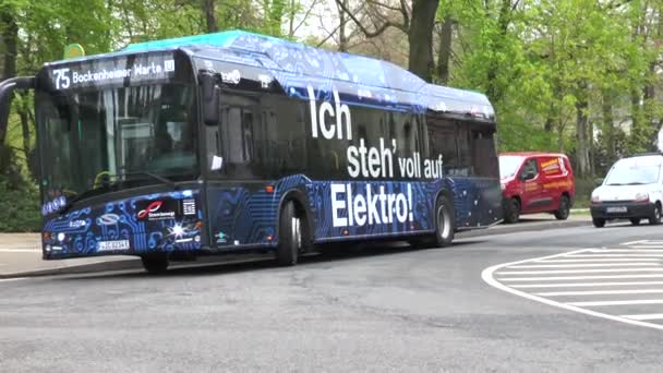 Parada Autobús Autobús Alimentado Eléctricamente Línea Rmv Rhein Main Verkehrsverbund — Vídeo de stock