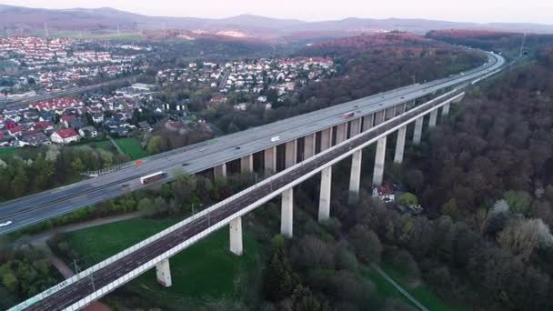 高速道路と鉄道橋 航空写真 トラッキングショット — ストック動画