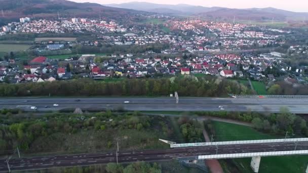 高速道路と鉄道橋 航空写真 トラッキングショット — ストック動画