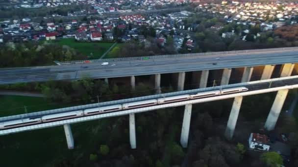 Snelweg Spoorwegbrug Bovenaanzicht Tracking Shot — Stockvideo