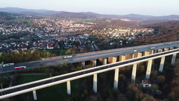 Autobahn Und Eisenbahnbrücke Luftaufnahme Kamerafahrt — Stockvideo