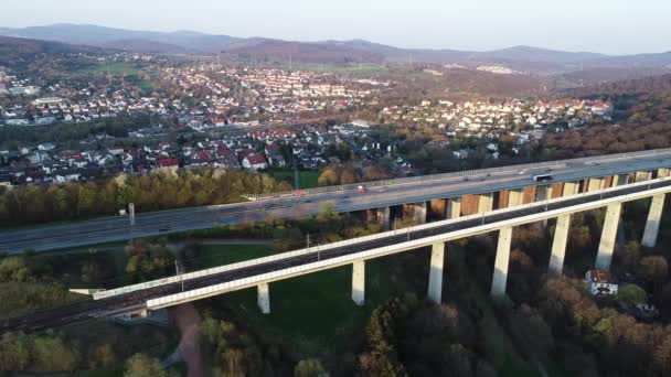 Snelweg Spoorwegbrug Bovenaanzicht Tracking Shot — Stockvideo