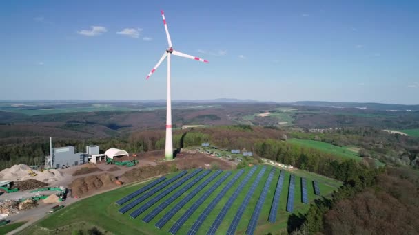Windkraftpark Und Sonnenkollektoren Luftaufnahme — Stockvideo