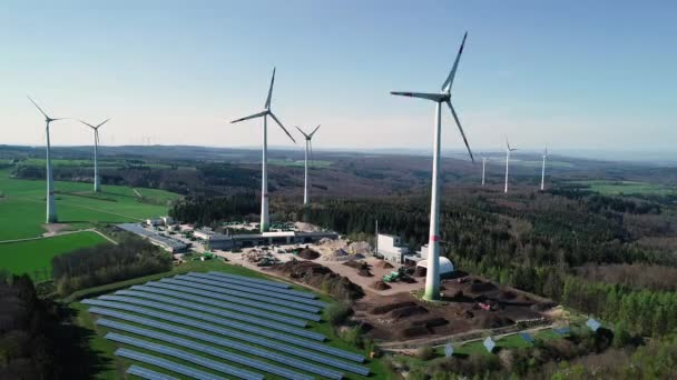 Windturbinepark Zonnecollectoren Bovenaanzicht — Stockvideo