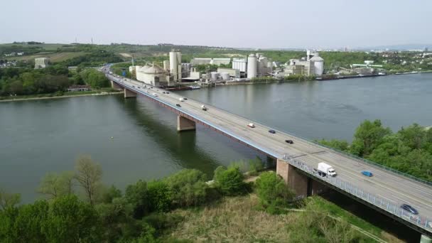 Luchtfoto Van Snelwegbrug Rivier Rijn Tracking Shot — Stockvideo