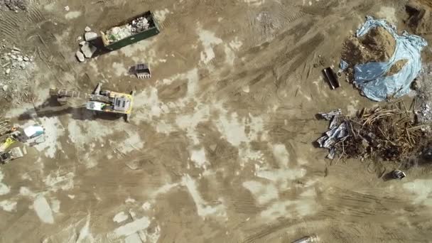 Große Abbruchfläche Schutt Und Baumaschinen Planierraupe Luftaufnahme — Stockvideo