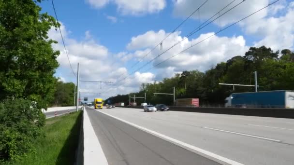 ドイツ ヴァイターシュタット 2019年5月12日 ランゲンとヴァイターシュタット間のドイツの高速道路A5の高速道路フィールドテストトラック いわゆるEhighwayで 架線にパンタグラフドックを備えた特別装備のハイブリッドトラックと彼らのバッテリーを充電 — ストック動画