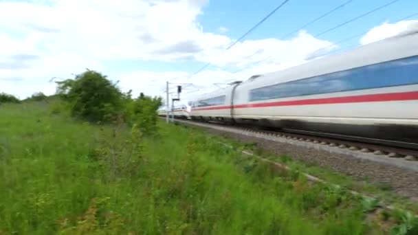 德国瓦劳 2019年5月15日 在法兰克福 科隆附近的瓦劳高速线上跟踪一辆经过的冰火车的镜头 冰是德国的高速列车系统 — 图库视频影像