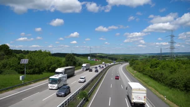 ドイツ イドシュタイン 2019年5月29日 ドイツの高速道路A3で密集した交通とトラック A3はオランダ国境とパッサウを結ぶ頻繁な高速道路です — ストック動画