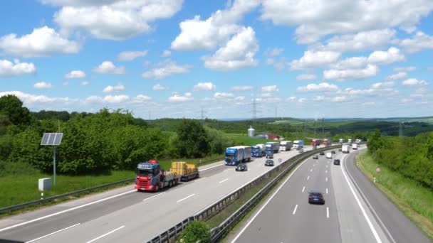 Idstein Alemania Mayo 2019 Tráfico Denso Camiones Autopista Alemana Una — Vídeo de stock