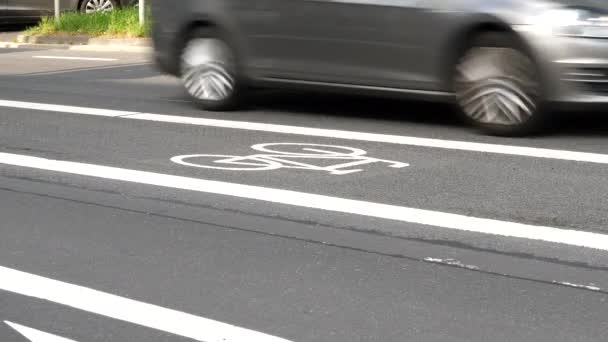 Wiesbaden Alemania Junio 2019 Carril Bici Usuarios Carreteras Una Calle — Vídeos de Stock