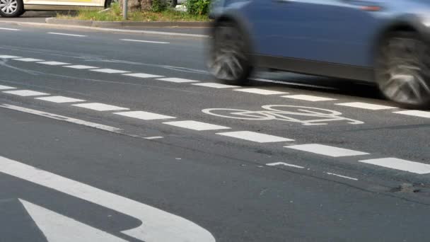 Wiesbaden Duitsland Juni 2019 Een Fietspad Weggebruikers Een Straat Het — Stockvideo