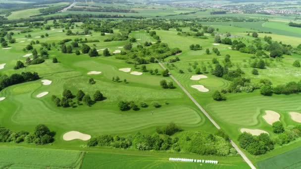 Letecký Pohled Velký Golfový Hřiště Jarní Čas Sledovací Záběr — Stock video