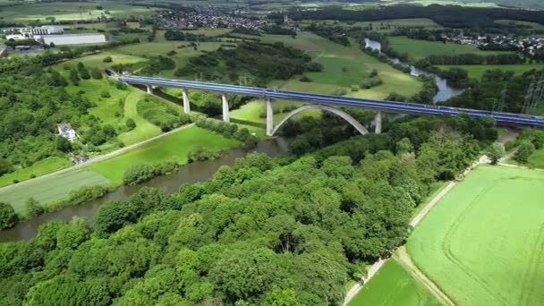 ラーン川に架かる鉄道橋 航空写真 — ストック動画