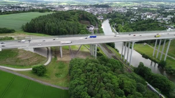ドイツ ラーン渓谷に架かる高速道路橋の航空写真 — ストック動画