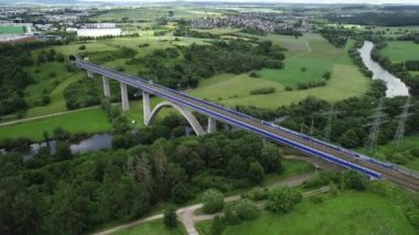 Lahn Nehri üzerinde demiryolu köprüsü - havadan görünüm