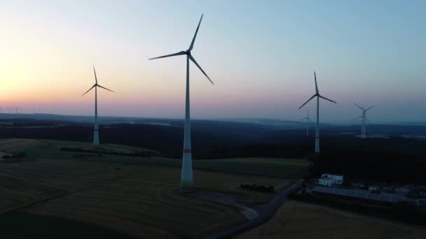 Parque Eólico Atardecer Vista Aérea Imágenes Drones — Vídeos de Stock