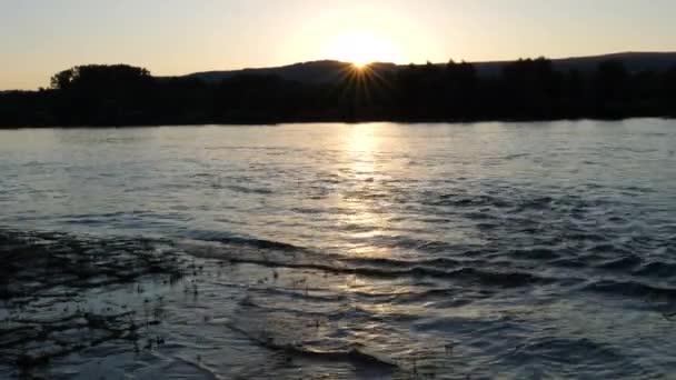 Eau Courante Une Rivière Crépuscule Rétro Éclairé Coucher Soleil — Video