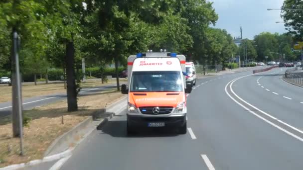 Frankfurt Alemania Julio 2019 Una Ambulancia Del Servicio Médico Emergencia — Vídeo de stock