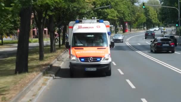 Φρανκφούρτη Γερμανία Ιουλίου 2019 Ασθενοφόρο Της Γερμανικής Ιατρικής Υπηρεσίας Εκτάκτου — Αρχείο Βίντεο