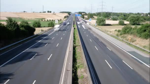 ドイツの高速道路上の密集したトラフィックの時間経過 橋からの高角ビュー — ストック動画