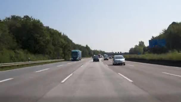 ドイツ フランクフルト 2019年8月26日 オッフェンバッハとフランクフルト間のドイツの高速道路A3の密集した交通の時間経過 — ストック動画