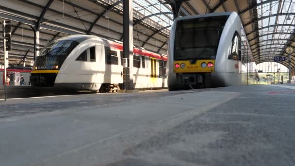 ヴィースバーデン ドイツ 2019 ヴィースバーデンの鉄道駅のプラットフォームで歩く乗客のスローモーション ドイツ — ストック動画