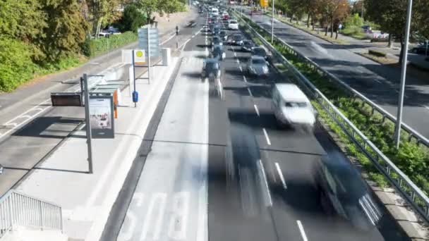 ヴィースバーデン ドイツ 2019 ラッシュアワーの間にドイツ ヴィースバーデンの市内中心部で交通渋滞のタイムラプス — ストック動画