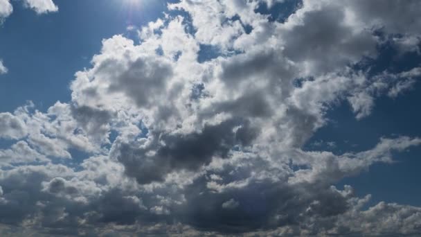 Güneşli Bir Öğleden Sonra Bulutlu Bir Hava Zaman Aşımı — Stok video