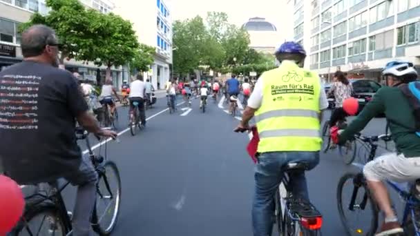 Wiesbaden Németország 2020 Június Verkehrswende Demonstráció Résztvevői Kerékpárbarátabb Közlekedéspolitikáért Tüntetnek — Stock videók