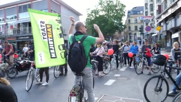 德国威斯巴登 2020年6月30日 Verkehrswende示威活动的参与者在骑自行车穿过威斯巴登市中心时展示了更加方便自行车的交通政策 临界质量运动 — 图库视频影像
