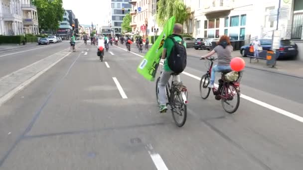 Wiesbaden Németország 2020 Június Verkehrswende Demonstráció Résztvevői Kerékpárbarátabb Közlekedéspolitikáért Tüntetnek — Stock videók