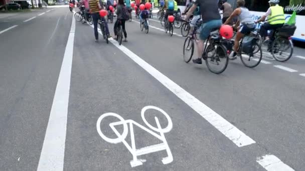 德国威斯巴登 2020年6月30日 Verkehrswende示威活动的参与者在骑自行车穿过威斯巴登市中心时展示了更加方便自行车的交通政策 临界质量运动 — 图库视频影像