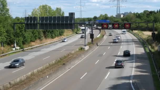 Frankfurt Alemania Julio 2020 Tráfico Denso Autopista Alemana Cerca Frankfurt — Vídeo de stock